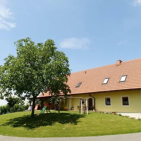 Urlaub Am Obst Und Weinbauernhof Bernhard *